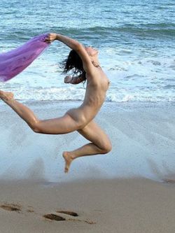 韩国靓女大尺度摄影集之海滩飞人