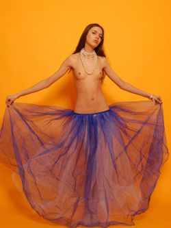 舞蹈美模Alaina橙色背景室拍人体,大胆gg人体摄影